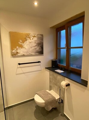 Dusche, Haartrockner, HandtĂŒcher, Seife