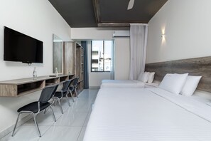 Deluxe-Dreibettzimmer | Bügeleisen/Bügelbrett