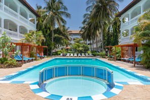 2 outdoor pools - Sarge's Hotel (Serrekunda)