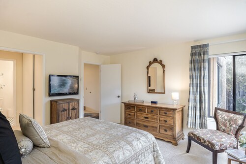 3914 Pacific Sandpiper ~ Oceanfront Condo, Pool/Spa