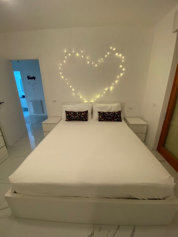 2 bedrooms, free WiFi, bed sheets - Modern (dream) apartment in Latina with terrace and two double bedrooms (Latina)