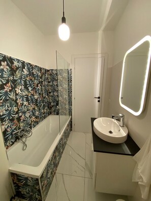 Dusche, Haartrockner, Bidet, Handtücher