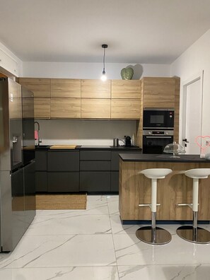 Fridge, microwave, oven, stovetop - Modern (dream) apartment in Latina with terrace and two double bedrooms (Latina)