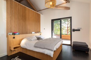 5 bedrooms, iron/ironing board, WiFi, bed sheets