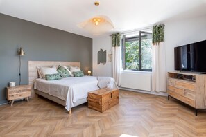 6 bedrooms, iron/ironing board, WiFi, bed sheets