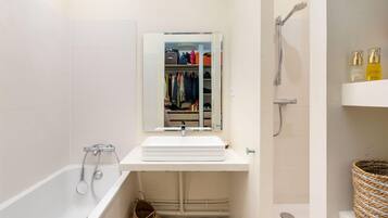 Een douche, een haardroger, handdoeken