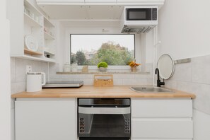 Microondas, horno, lavavajillas y máquina de café espresso