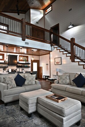 Interior - Rockin Robin-TRUE SECLUSION-Paved Roads-Boat Ramp 1/2 mile-ATV'S Welcome-2 Suites (Broken Bow)