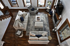 TV, fireplace - Rockin Robin-TRUE SECLUSION-Paved Roads-Boat Ramp 1/2 mile-ATV'S Welcome-2 Suites (Broken Bow)