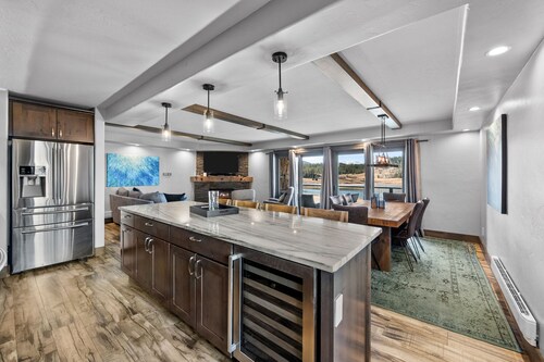 Sleek Retreat over Lake Dillon and Ten Mile Range-4 Minutes to Keystone