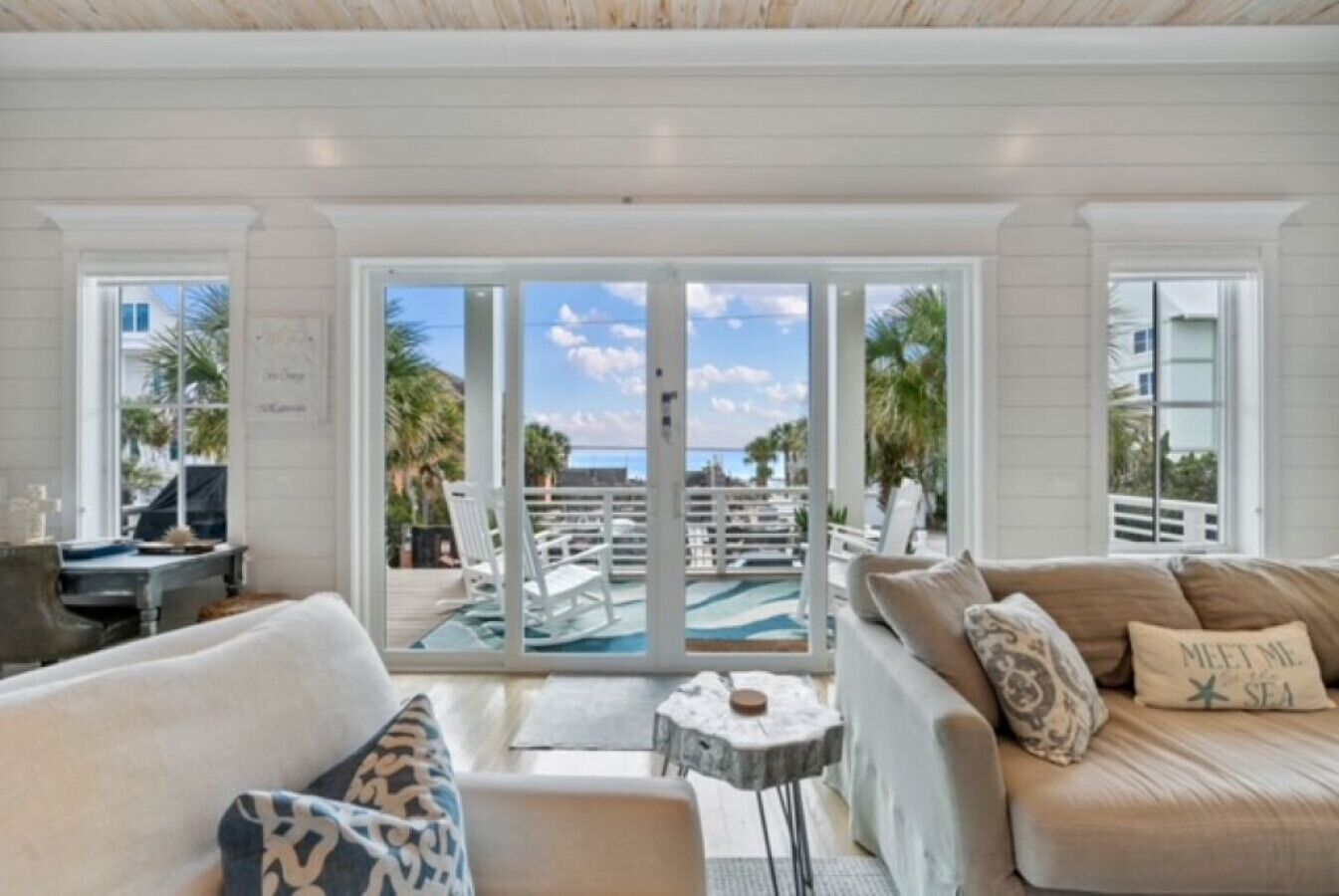 Smart-TV, Kamin, Tischtennisplatte