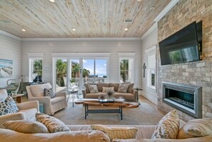 Smart TV, lareira, mesa de pingue-pongue