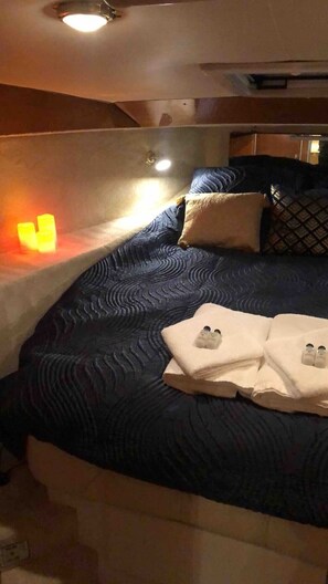 2 bedrooms, free WiFi, bed sheets - 40 foot luxury yacht on 5* Ocean Village Marina (Southampton)