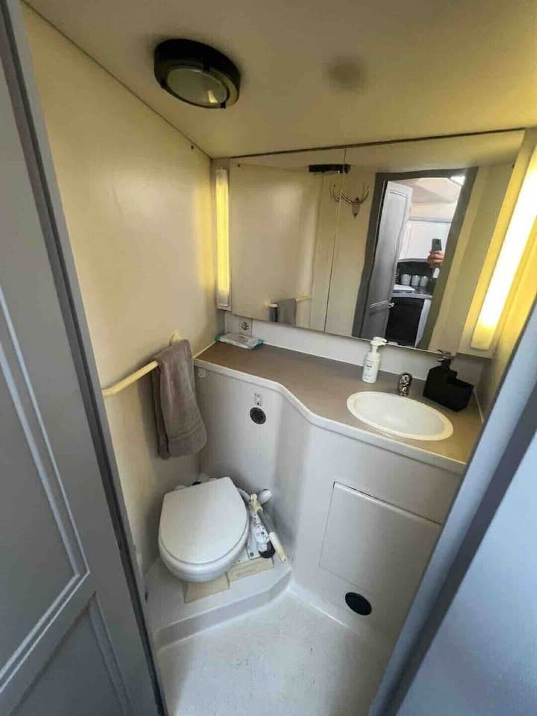 Dusj, håndklær, såpe og sjampo