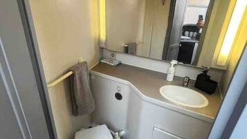 Dusj, håndklær, såpe og sjampo