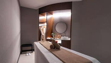Couples treatment room(s), sauna, hot tub, steam room