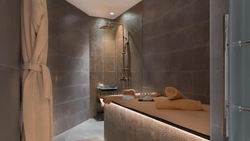 Espace de soins pour les couples, sauna, bain Ă remous, hammam
