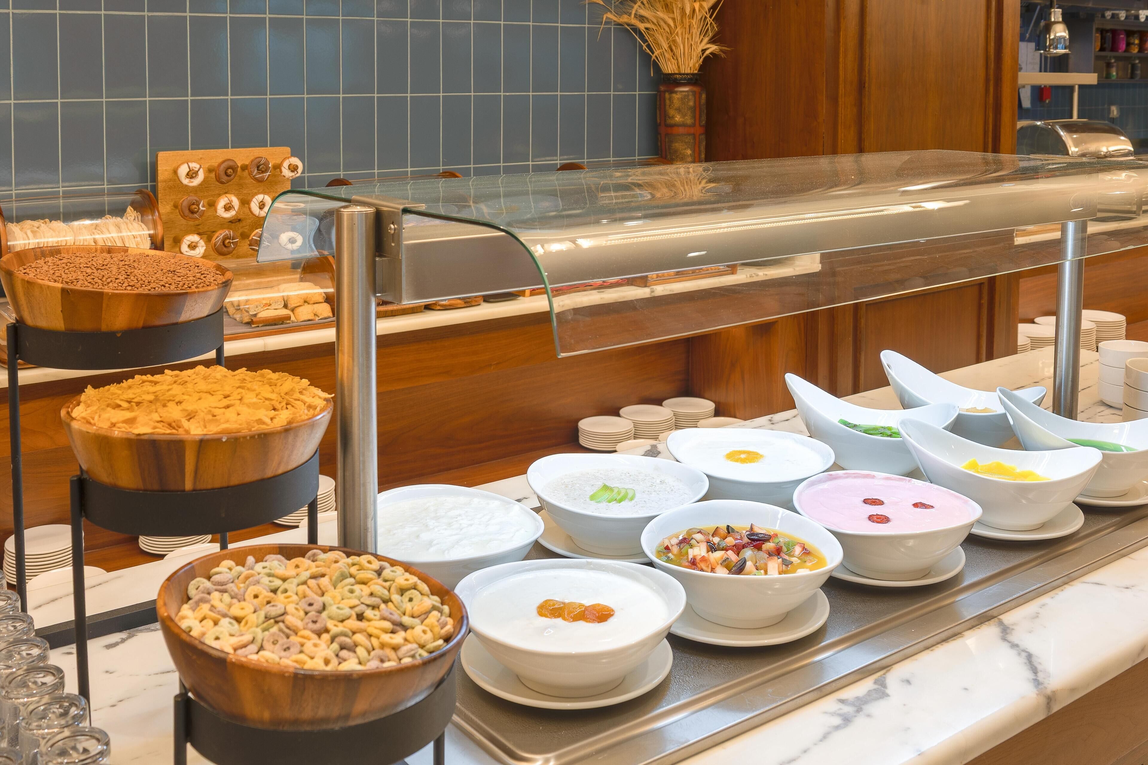 Un buffet proposant une variété de plats et de salades.