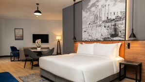 A modern hotel room with a large bed, a desk, and a chair. - Radisson Blu Hotel, Amman Galleria Mall (Amman)