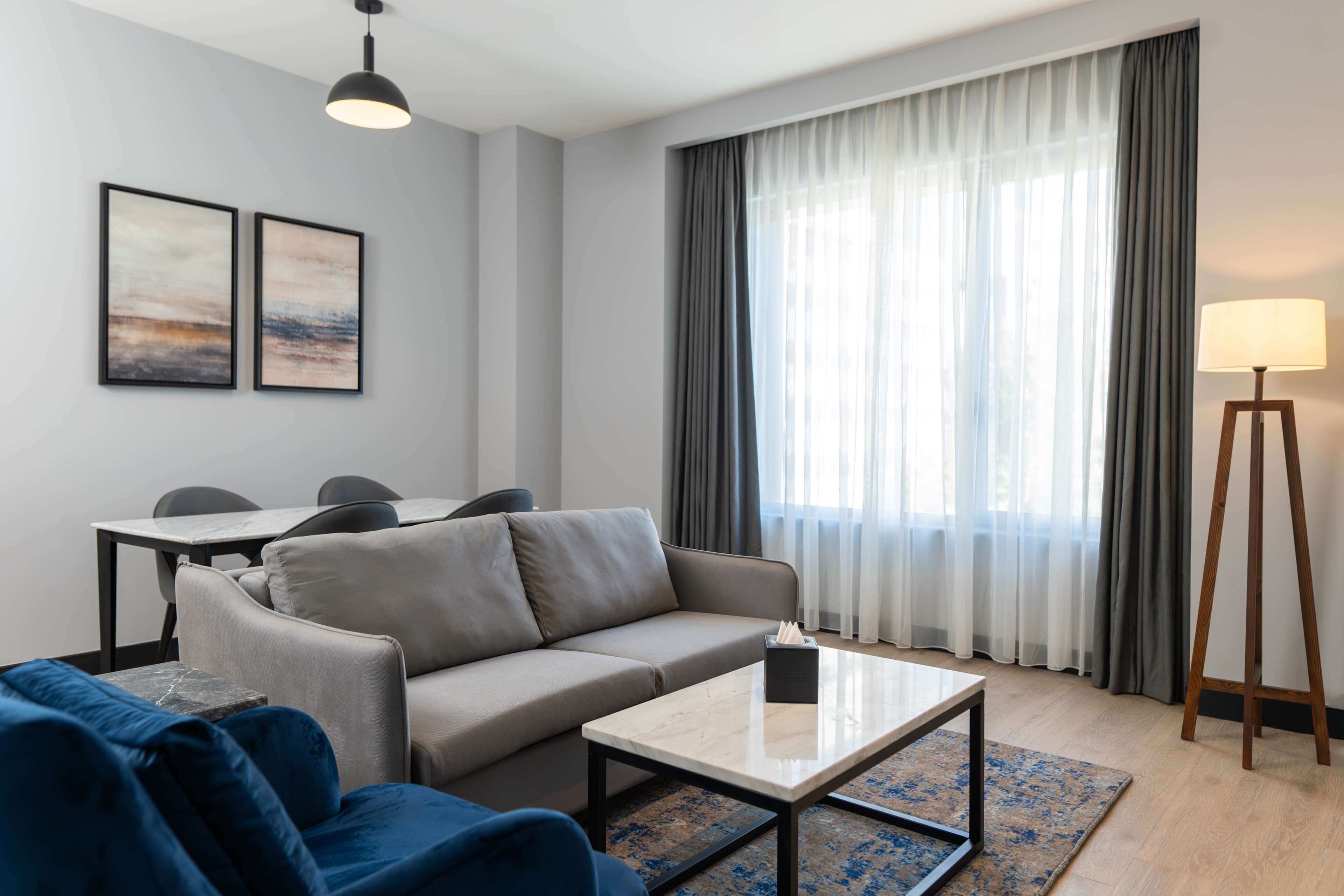 Suite Premium, no fumadores | Sala de estar | Smart TV de 55 pulgadas con canales por satélite