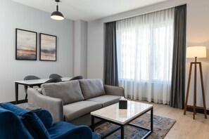 尊荣套房, 无烟房 | 客厅 | 55-英寸智能电视（配备卫星频道）