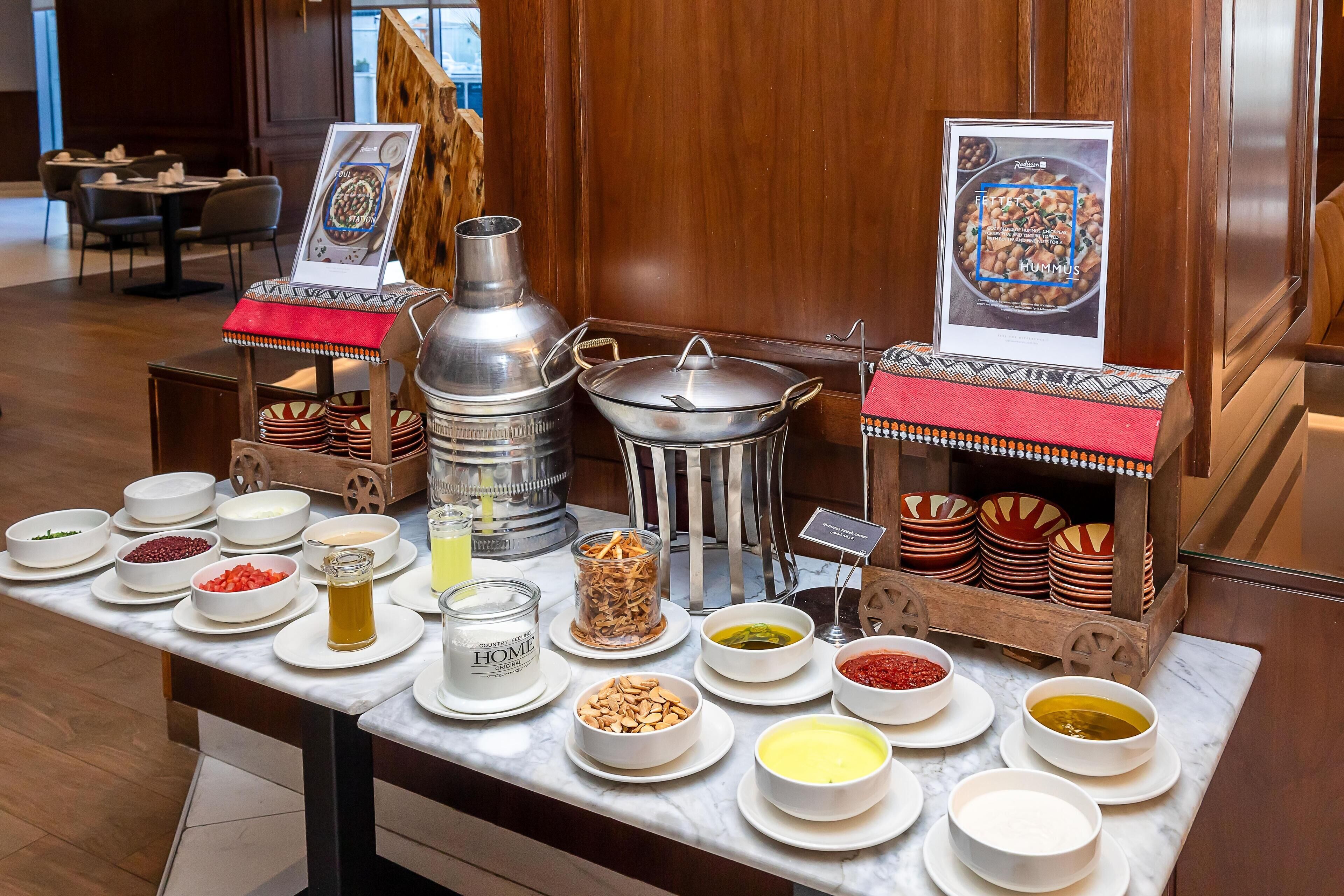 Een buffet met diverse gerechten en toevoegingen.
