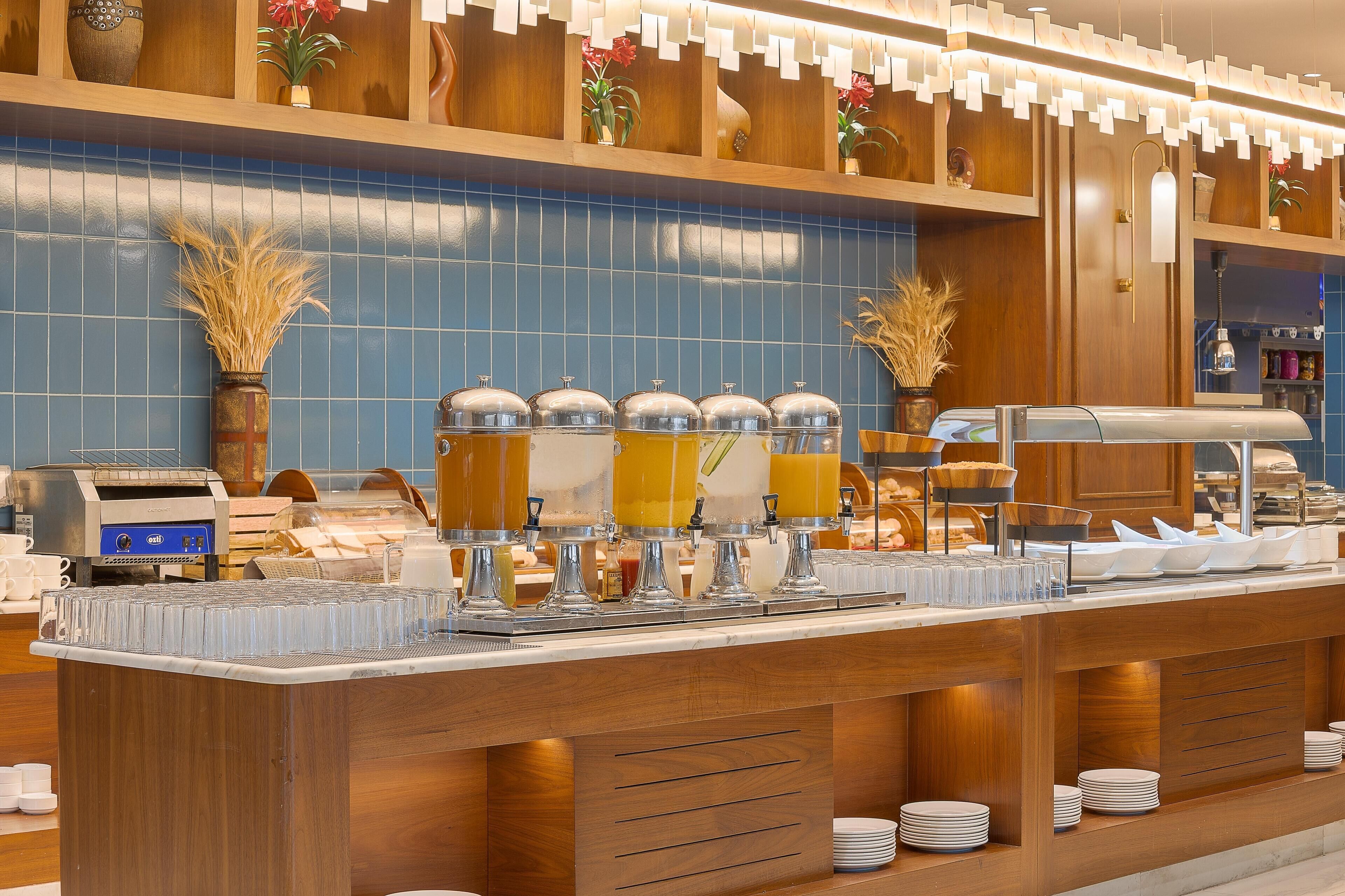 朝食 (ビュッフェ)、毎日提供 (1 名様 12 JOD)