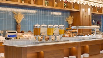 Desayuno buffet diario (JOD 12 por persona)