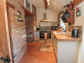 Jääkaappi, vedenkeitin, leivänpaahdin