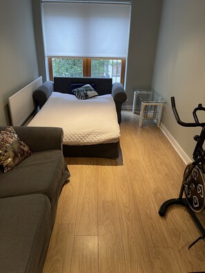 2 habitaciones, tabla de planchar con plancha y cuna de viaje