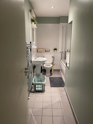 Een haardroger, handdoeken, zeep, shampoo