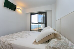2 chambres, fer et planche à repasser, lit de bébé portatif
