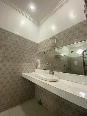 Family Villa | Bathroom | Shower, free toiletries, towels, soap