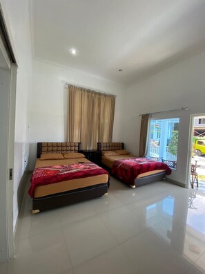 Escritorio, wifi gratis y ropa de cama