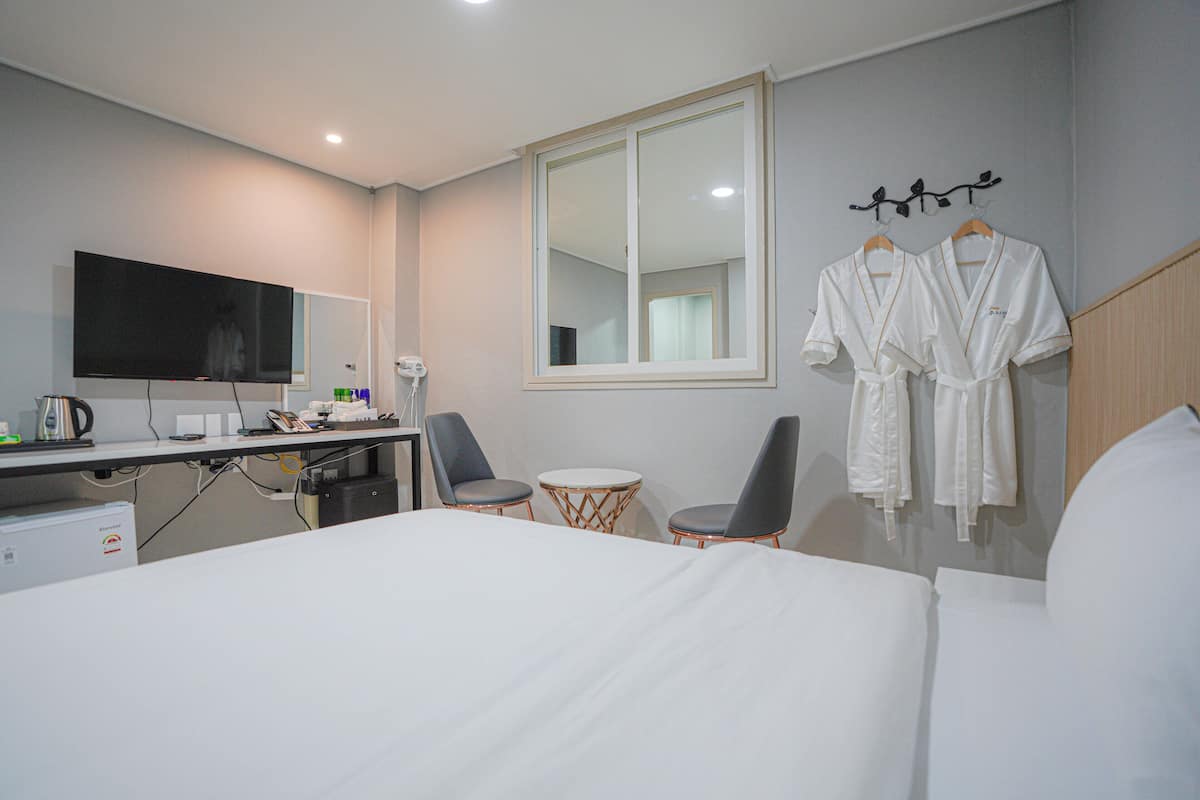 Standard Room, 1 Queen Bed, Accessible | 1 bedroom, premium bedding, memory foam beds, desk