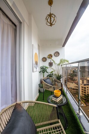 Terrace/patio - Cozy 4 Bedroom Family Sized Apartment in Parklands . 5 Minutes to Nairobi CBD! (Nairobi)