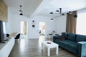 Căn hộ | Khu phòng khách | Smart TV 147-cm có truyền hình kỹ thuật số, Netflix, sàn nhà có sưởi 