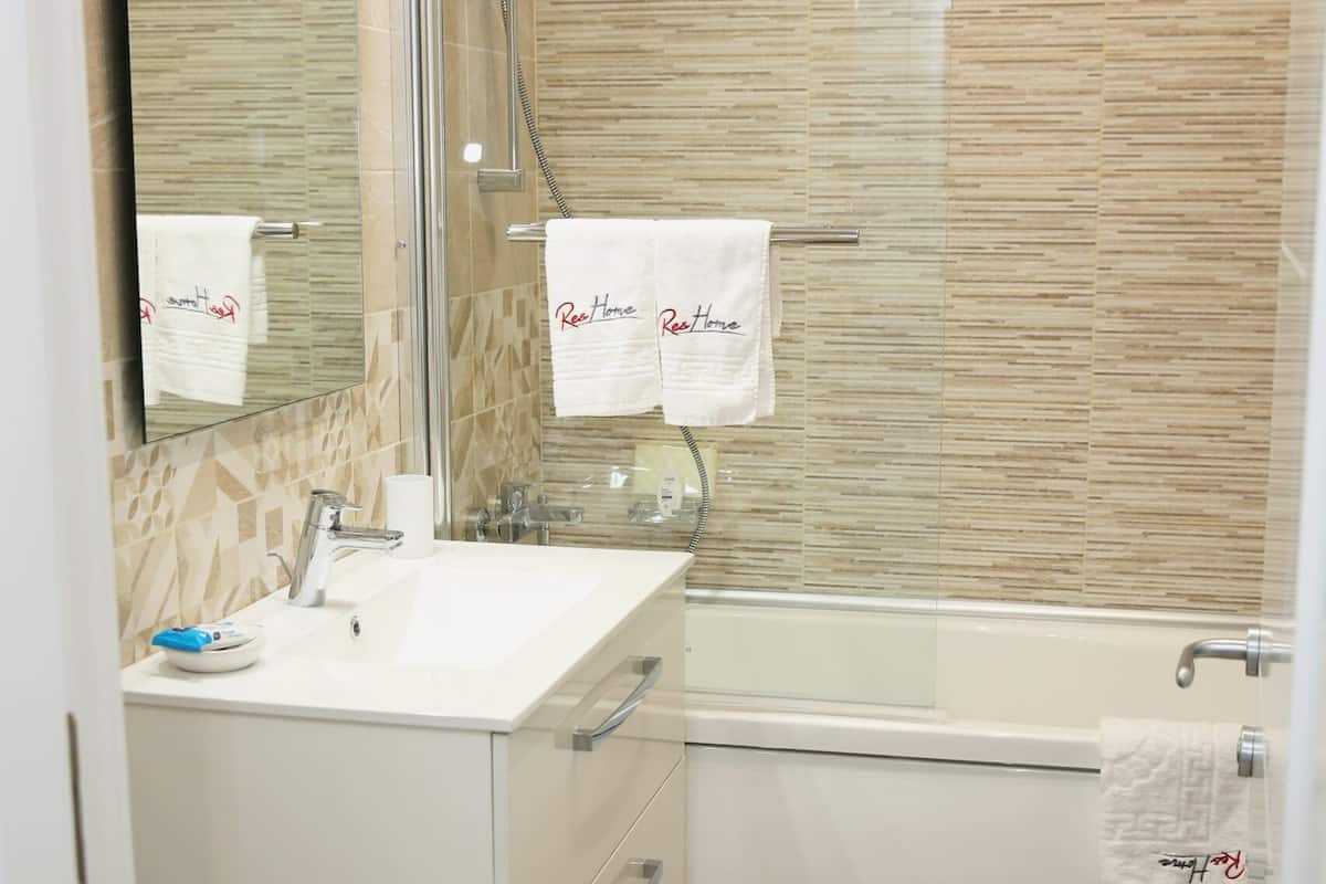 Duş/küvet kombinasyonu, saç kurutma makinesi, bornoz, terlik