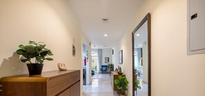 Elite-Apartment | Wohnbereich | 65-Zoll-Smart-TV mit Kabelempfang, Netflix, Streaming-Dienste