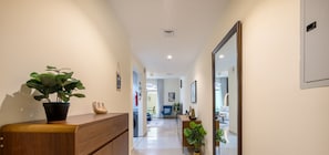 Elite-Apartment | Wohnbereich | 65-Zoll-Smart-TV mit Kabelempfang, Netflix, Streaming-Dienste