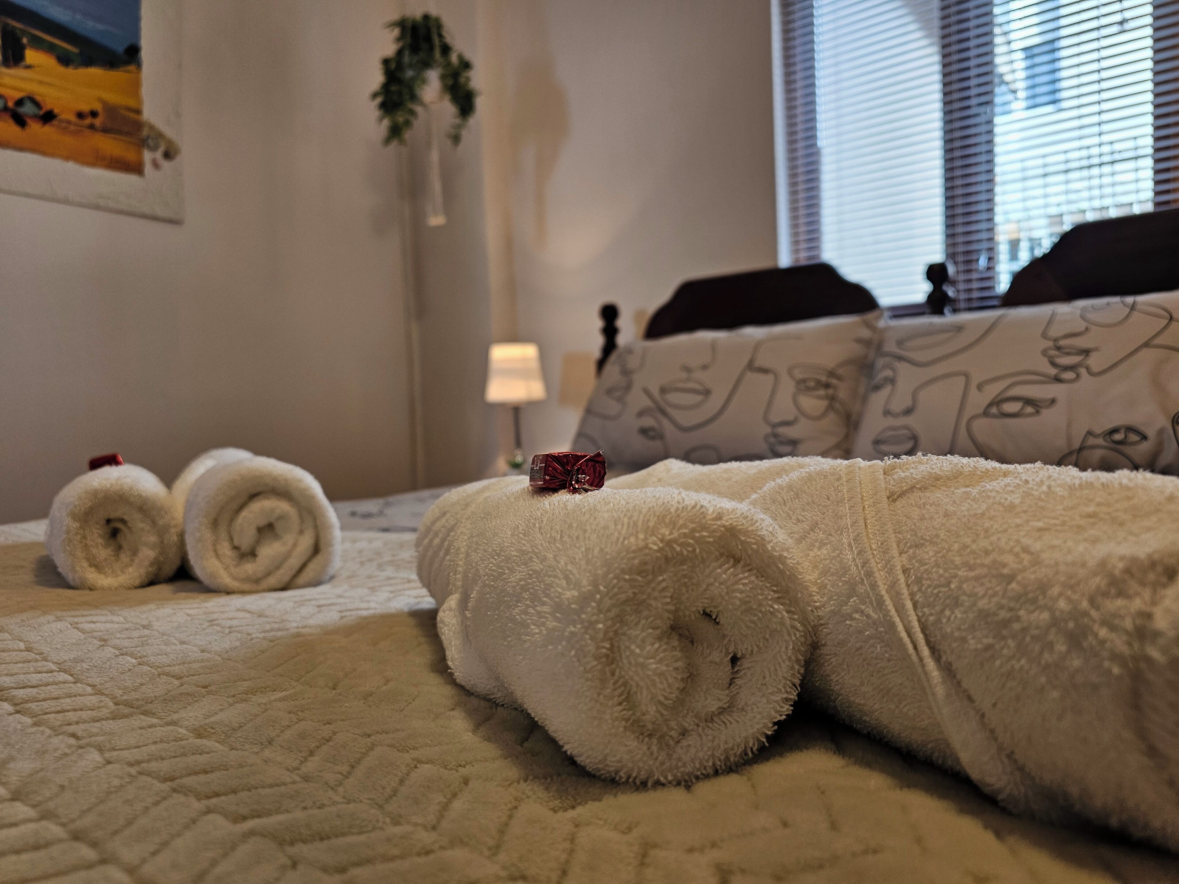 3 makuuhuonetta, työpöytä, silitysrauta/-lauta, vauvan matkasänky