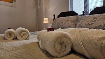 3 chambres, bureau, fer et planche Ă repasser, lit parapluie