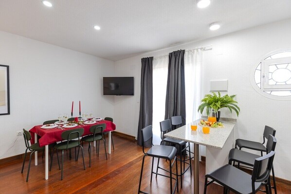 Unclassified image, 1 of 27, button