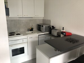 Een koelkast, een magnetron, een oven, een kookplaat