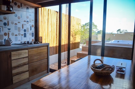 Full-sized fridge, stovetop, coffee/tea maker, electric kettle. Vila Astra