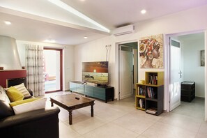 Smart TV, lareira, videogames, livros