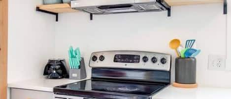 Geladeira, micro-ondas, fogão, cooktop