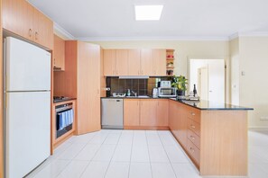 Frigorífic, microones, forn i placa de cuina