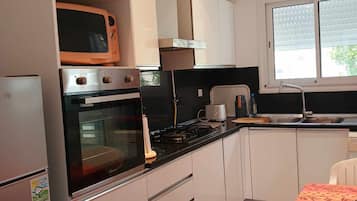 Een koelkast, een microgolfoven, een oven, een vaatwasser