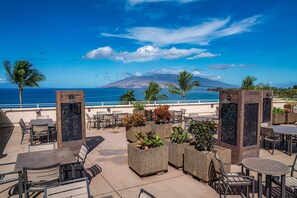 Outdoor dining - ENDLESS OCEAN VIEWS- PREMIUM LOCATION & FINISHES-TOP FLOOR-WELL EQUIPPED (Kihei)
